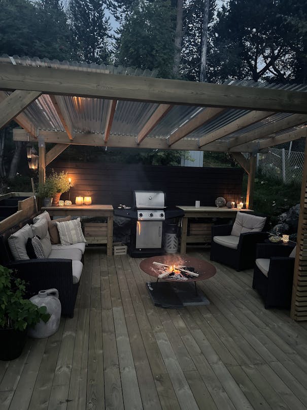 Overdækket terrasse med lounge og udekøkken Overdækket terrasse med lounge og udekøkken